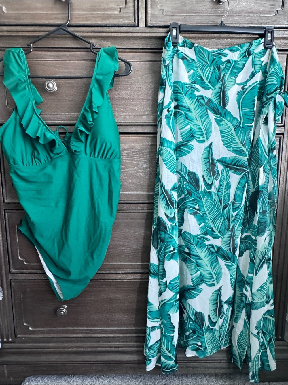 MATERNITY Emerald Green Ruffle One-Piece Swimsuit & Leaf Print Sarong Set